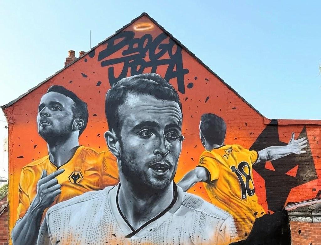 狼队球迷制作壁画纪念若塔，地址位于狼队主场正对面